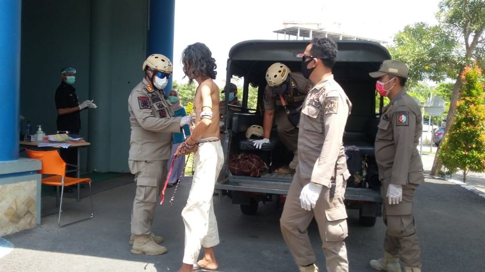 DS yang diduga gangguan jiwa diamankan sapol PP bojonegoro. ( foto:yat/hmp)