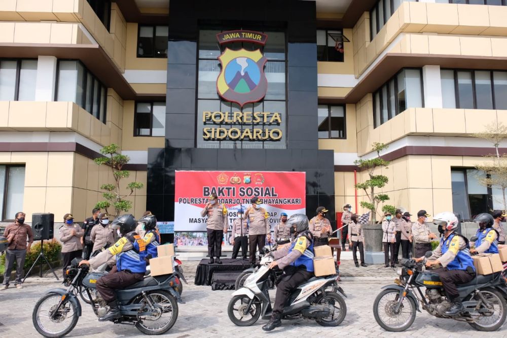 Polisi Dan TNI Naik Sepeda Motor Bagi Sembako