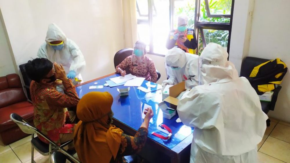 Salah seorang ASN di Sekretariat DPRD Bojonegoro jalani Rapid Tes. ( foto : Yat/hmp)