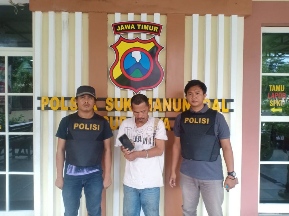 Tersangka AM (43) pelaku pencuri HP di UD milik Siti yang diamankan di Polsek Sukomanunggal Surabaya. ( foto: ris/hmp)