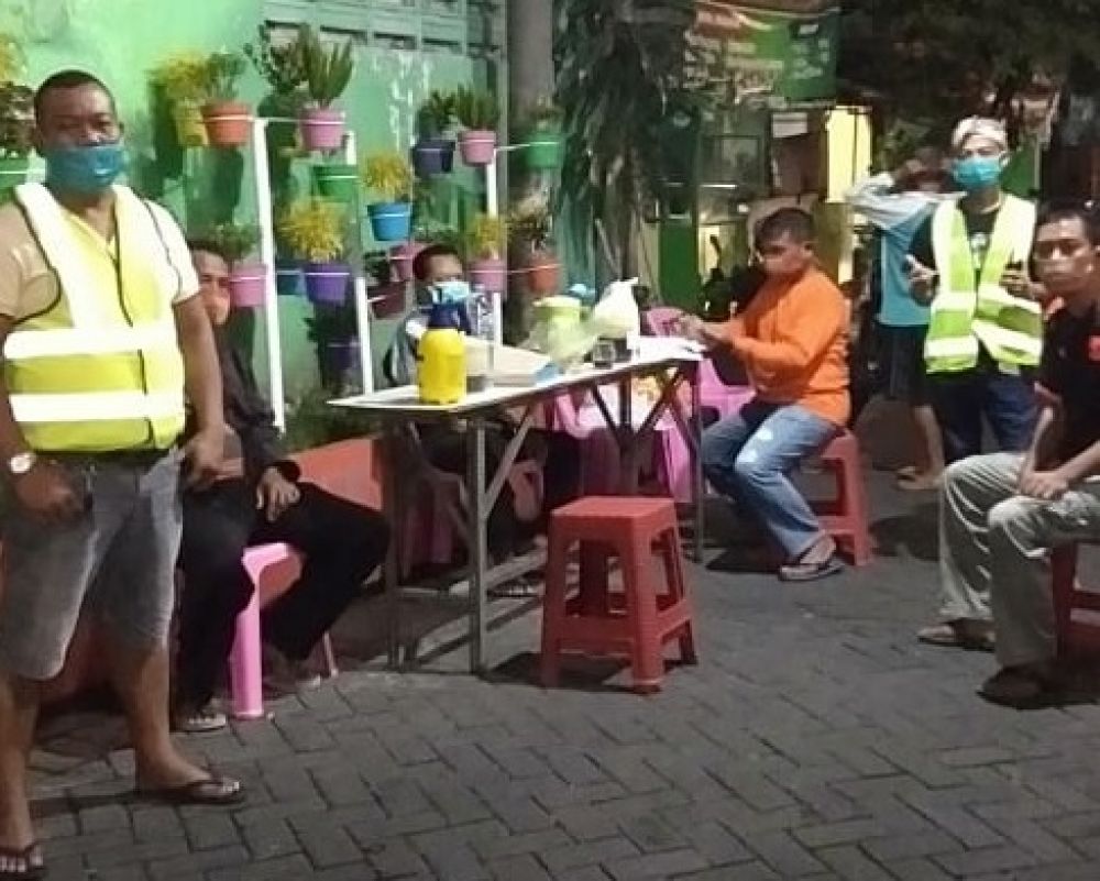 Meski Tak Ada Bantuan Pemkot Surabaya, Warga Gelar Penyemprotan Disinfektan