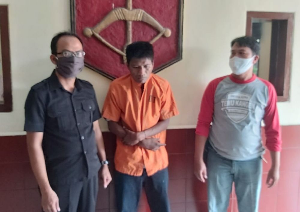 Tersangka S (34) warga Kendung Rejo Sememi Surabaya saat diamankan petugas Polsek Tandes Surabaya. ( foto : ris/hmp) 