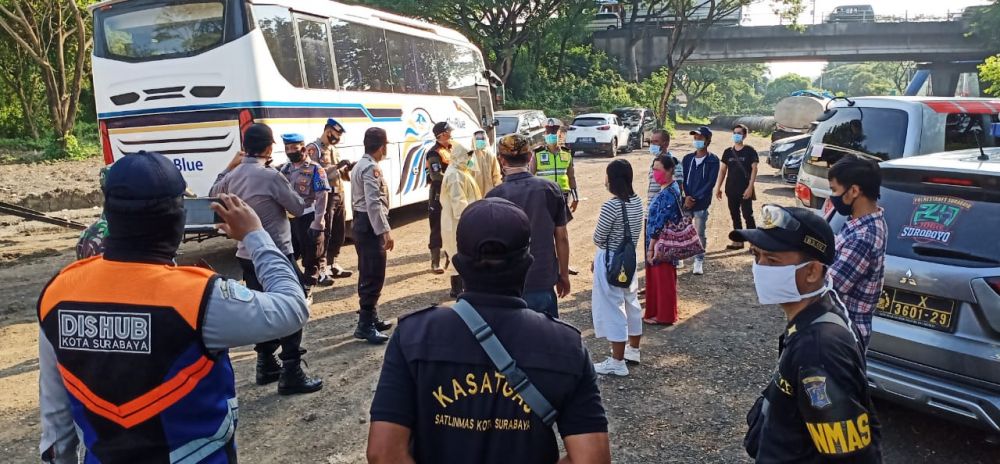 5 TKI saat diberhentikan petugas. Dan dilakukan cek point Dinkes surabaya. ( foto : Jim/hmp)