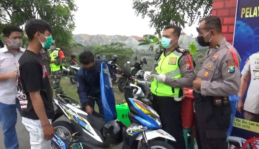 Setiawan (16) dan Muntaha (19), langsung dicek suhu tubuhnya oleh tim kesehatan. ( foto: yar/hmp)