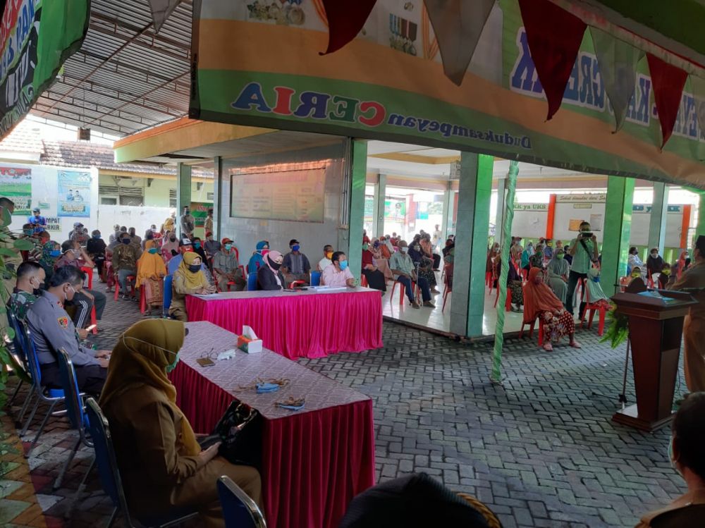 Pembagian BLT dari dana Desa (DD), di wilayah Kecamatan Duduksampeyan, Kabupaten Gresik, Jawa Timu. ( foto : Yar/hmp)