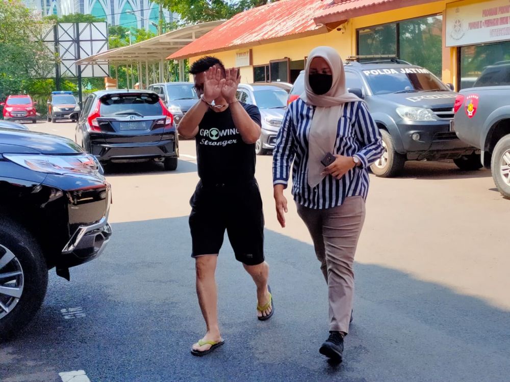 Berkas perkara dan tersangka HL diserahkan ke Kejati Jatim (Foto: Riski)