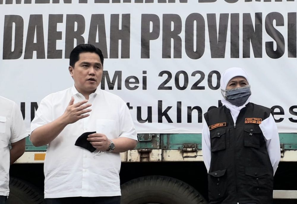 Menteri BUMN Erick Thohir serahkan bantuan Alkes ke Pemprov Jatim di Gedung Negara Grahadi (Foto: HMP/Om Pras)