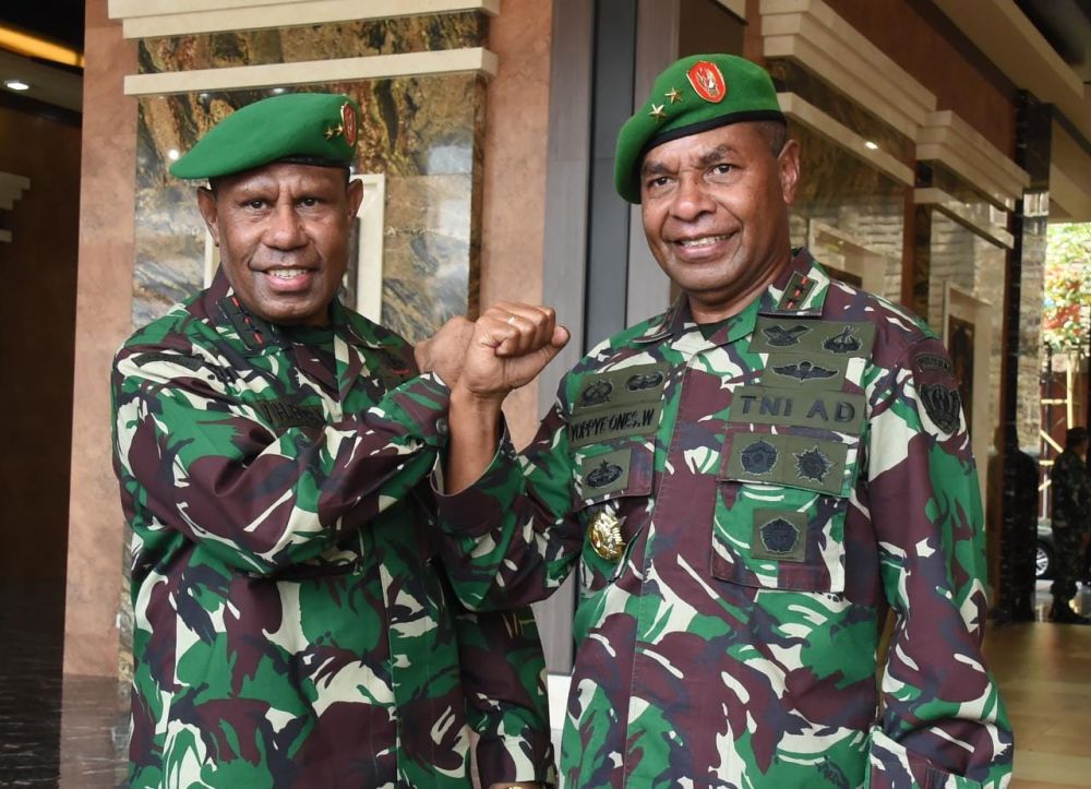 Mayjen TNI Joppye Onesimus dan  Mayjen TNI Ali Hamdan Bogra. IST