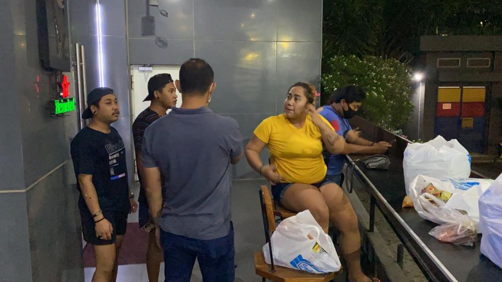 Para tersangka jaringan prostitusi online via MiChat saat di Mapolrestabes Surabaya, Kamis (14/5). | HMP/JEMMI