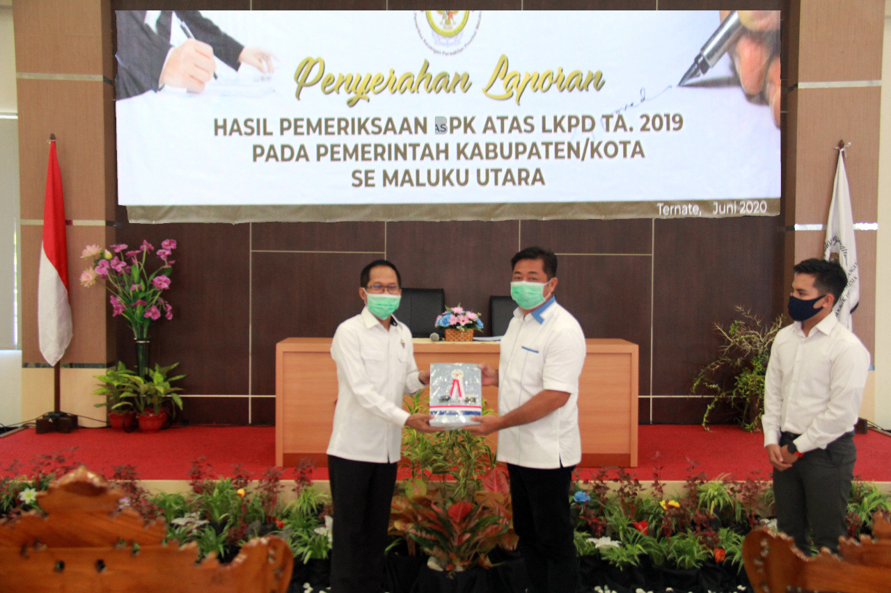 Bupati Kabupaten Kepulauan Sula (Kepsul), Hendrata Thes, menerima piagam penghargaan atas prestasi pemerintah daerah. (FOTO: HMP/cho)