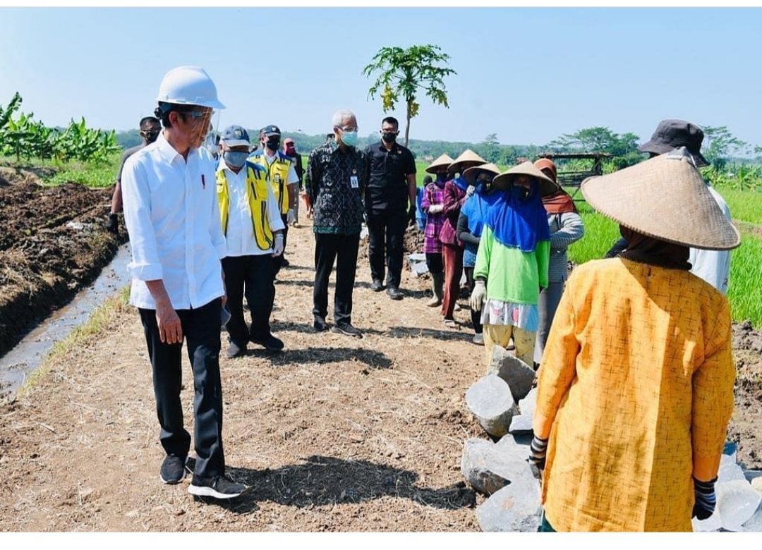 Presiden Jokowi tinjau proyek padat karya di Batang. ist