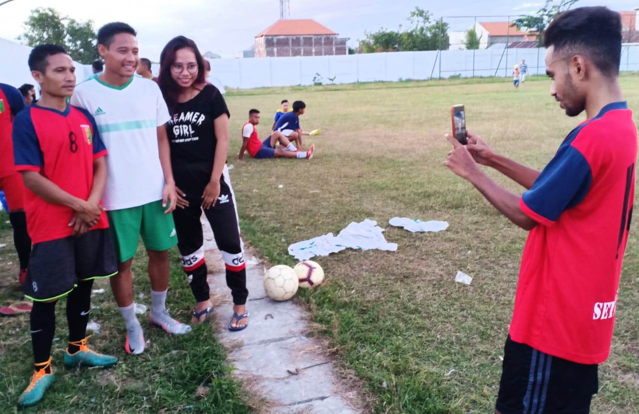 Evan Dimas dengan sabar melayani permintaan foto fansnya usai main bola. HMP/ONO
