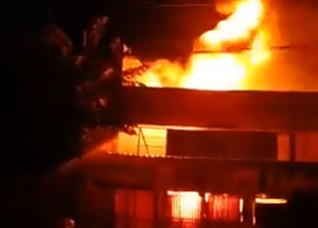 Kebakaran yang melanda pabrik tiner Gresik. Foto dan video: Amirudin (Naga) Grup WA. 
