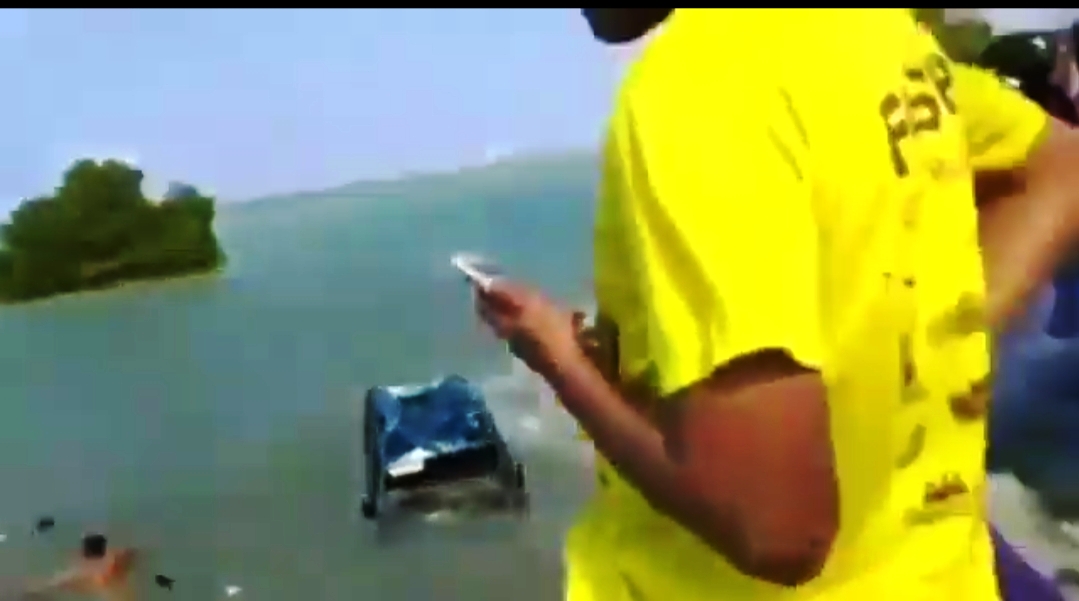 Minibus yang tercebur ke laut jadi tontonan warga. Source: warung jurnalis