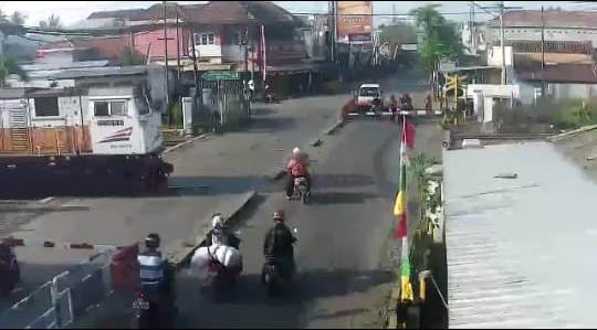 Detik-detik pengendara motor ditabrak kereta. Source: Grup WA Saptolowo