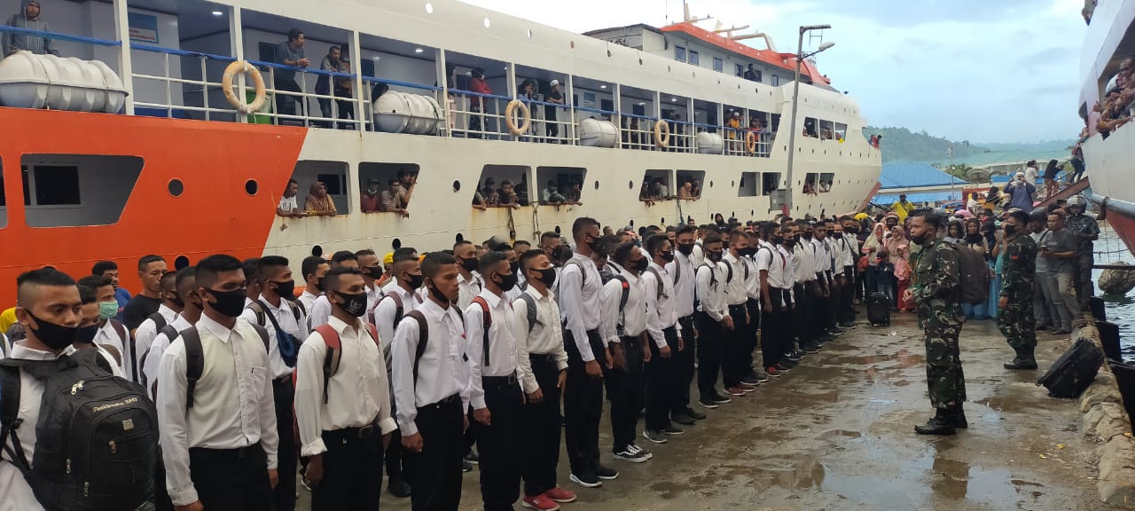 Kodim 1510/Sanana memberangkatkan 120 calon siswa Bintara TNI-AD 2020 asal Kabupaten Kepulauan Sula (Kepsul). (FOTO: HMP/cho)