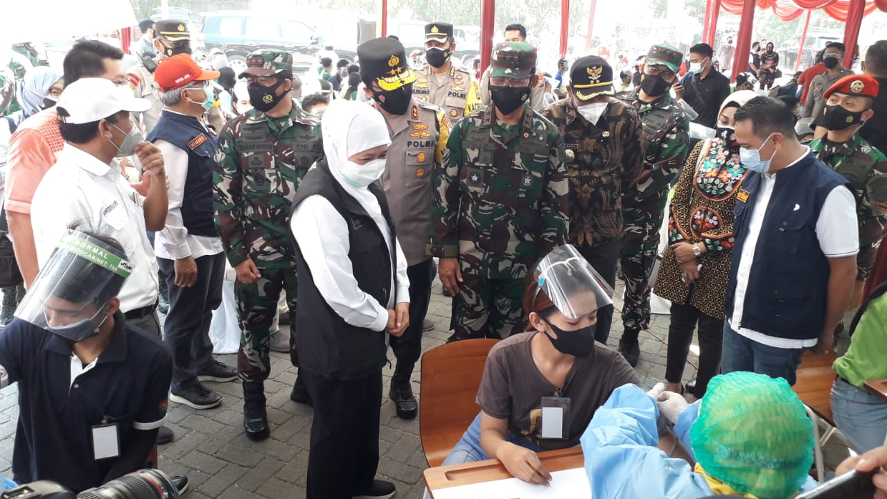 Gubernur Jawa Timur Khofifah Indar Parawansa, Pangdam V Brawijaya Mayjen TNI Suharyanto, Kapolda Jatim Irjen Pol Nico Afinta dan Pangkoarmada II Laksamana Muda Iwan Isnurwanto, meninjau vaksinasi untuk pekerja di kawasan Sedati, Sidoarjo.