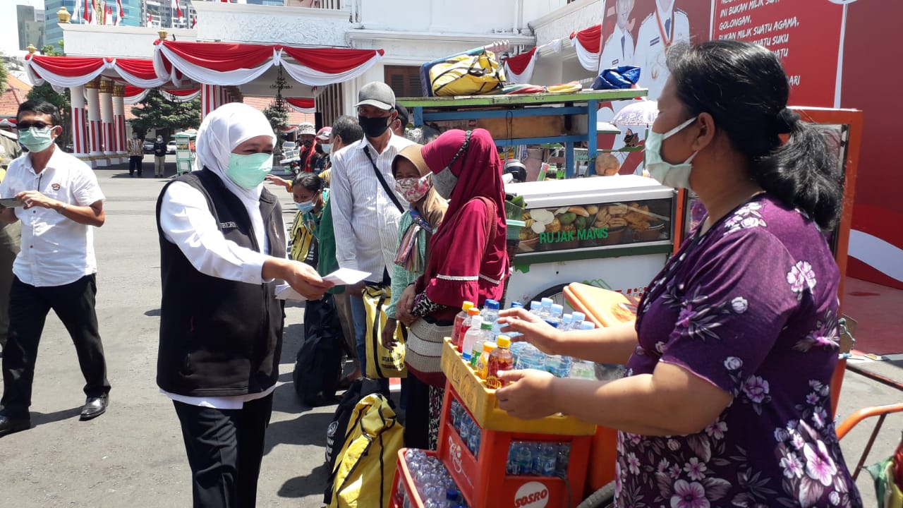  Gubernur Jawa Timur, Khofifah Indar Parawansa membagikan Sembilan Bahan Pokok (Sembako) untuk Pedagang Kaki Lima (PKL) yang bisa mangkal di sekitar Gedung Negara Grahadi. foto  foto:prasetyo