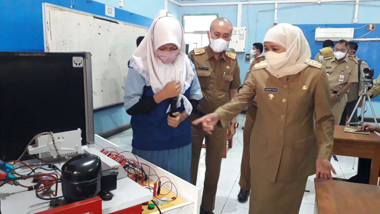 Gubernur Jawa Timur Khofifah Indar Parawansa meninjau secara langsung proses belajar mengajar yang dilaksanakan di SMK Negeri 7 Surabaya, Senin (30/8) pagi./ foto foto : prasetyo