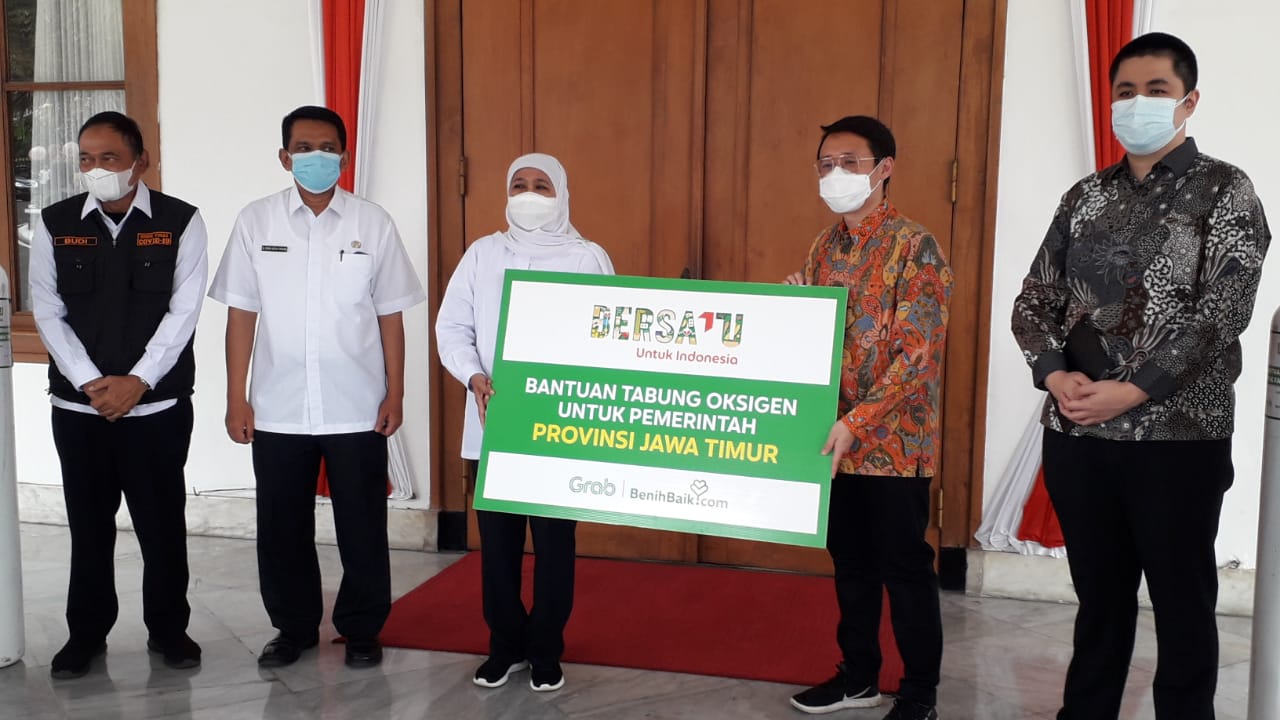 Gubernur Jawa Timur, Khofifah Indar Parawansa saat menerima bantuan 59 tabung oksigen dari Grab Indonesia dan BenikBaik.com di Grahadi, Rabu (27/10/2021).  Foto: prass