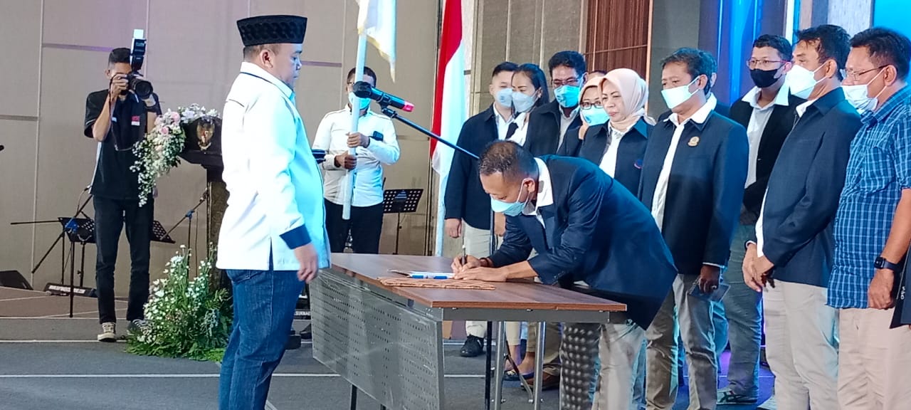Yoyon Sudiono menandatangani berita acara pengukuhan Ketua BPC Gapensi Surabaya. Yoyon terpilih aklamsi sebagai Ketua Gapensi Surabaya dalam Musyawarah Cabang (Muscab) VIII yang berlangsung di Westin Hotel Surabaya, Kamis, (18/11/2021). 