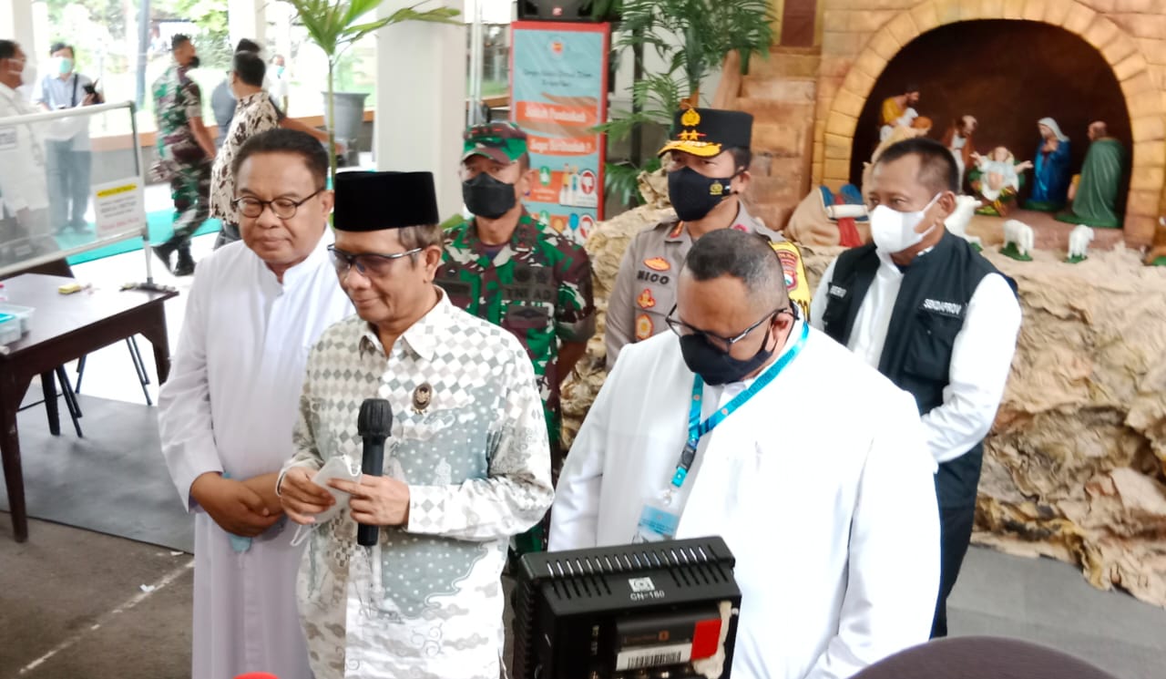 Menko Polhukam Mahfud MD  mengunjungi Katedral Hati Kudus Yesus di Jalan Polisi Istimewa Surabaya, Jawa Timur, Sabtu (25/12/2021). 