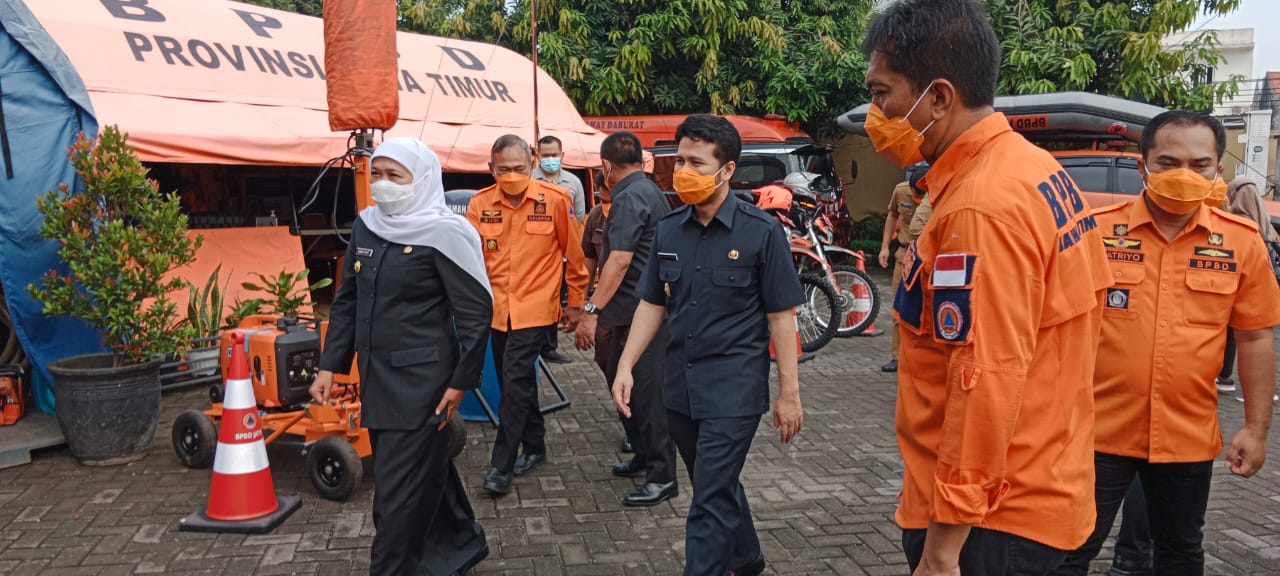 Gubernur Jawa Timur Khofifah Indar Parawansa dan Wakil Gubernur Emil Elestianto Dardak pada  Apel di Kantor BPBD Prov. Jatim, Sidoarjo, (3/1).