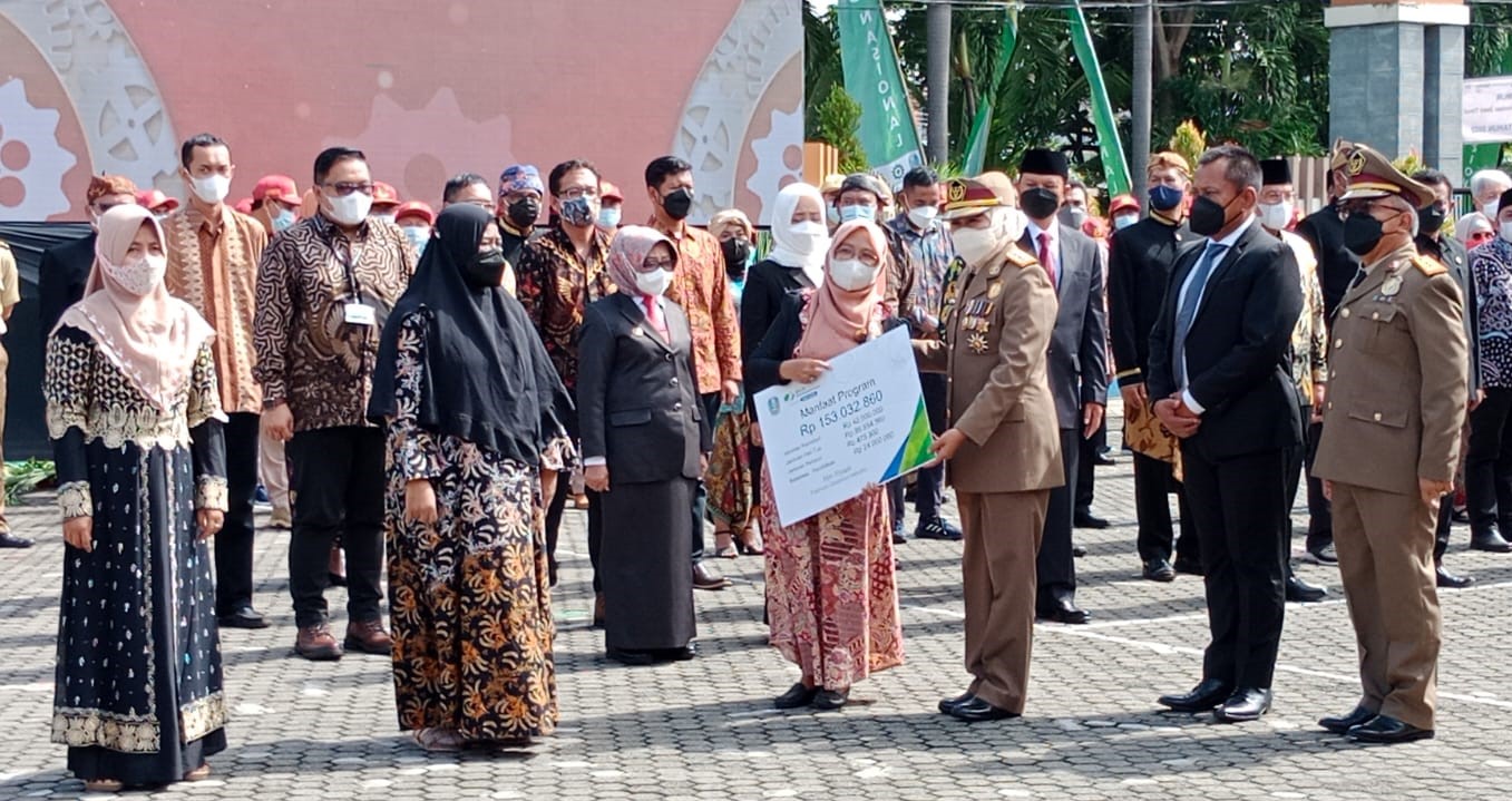 Gubernur Jawa Timur Khofifah Indar Parawansa dalam peringatan bulan keselamatan dan kesehatan kerja (K3) di Halaman kantor Dinas Tenaga Kerja dan Transmigrasi Jawa Timur, Surabaya, Rabu (12/1).