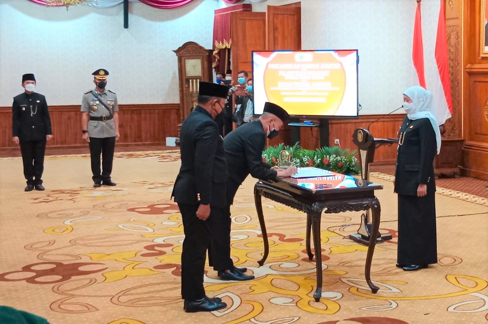Gubernur Jawa Timur Khofifah Indar Parawansa resmi melantik Wahid Wahyudi sebagai Penjabat (Pj) Sekdaprov Jatim di Gedung Negara Grahadi, Rabu (12/1).