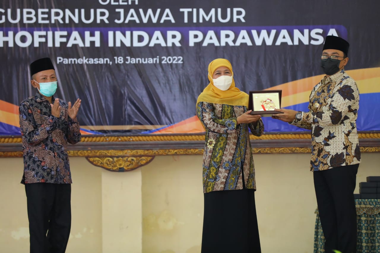 Gubernur Khofifah memberikan Kuliah Umum bagi mahasiswa Magister (S2) IAIN Madura Pamekasan, Selasa (18/2)