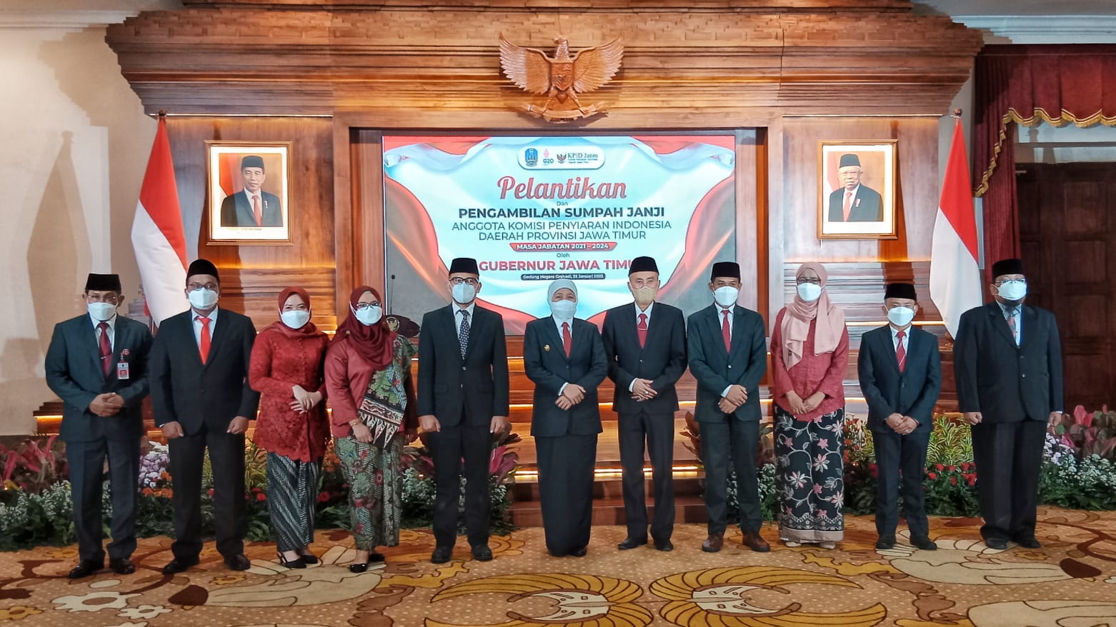 Gubernur Jawa Timur Khofifah Indar Parawansa melantik dan mengambil sumpah jabatan Komisioner Komisi Penyiaran Informasi Daerah (KPID) Provinsi Jatim Periode 2021-2024 di Gedung Negara Grahadi Surabaya, Selasa (25/1).