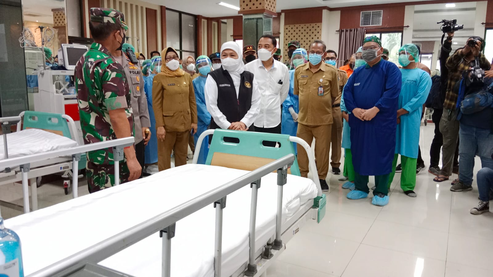 Gubernur Jawa Timur Khofifah Indar Parawansa dan Wali Kota Surabaya Eri Cahyadi bersama Forkopimda Jawa Timur saat meninjau kesiapan tempat isoter di Hotel Asrama Haji Surabaya,  Senin (7/2)