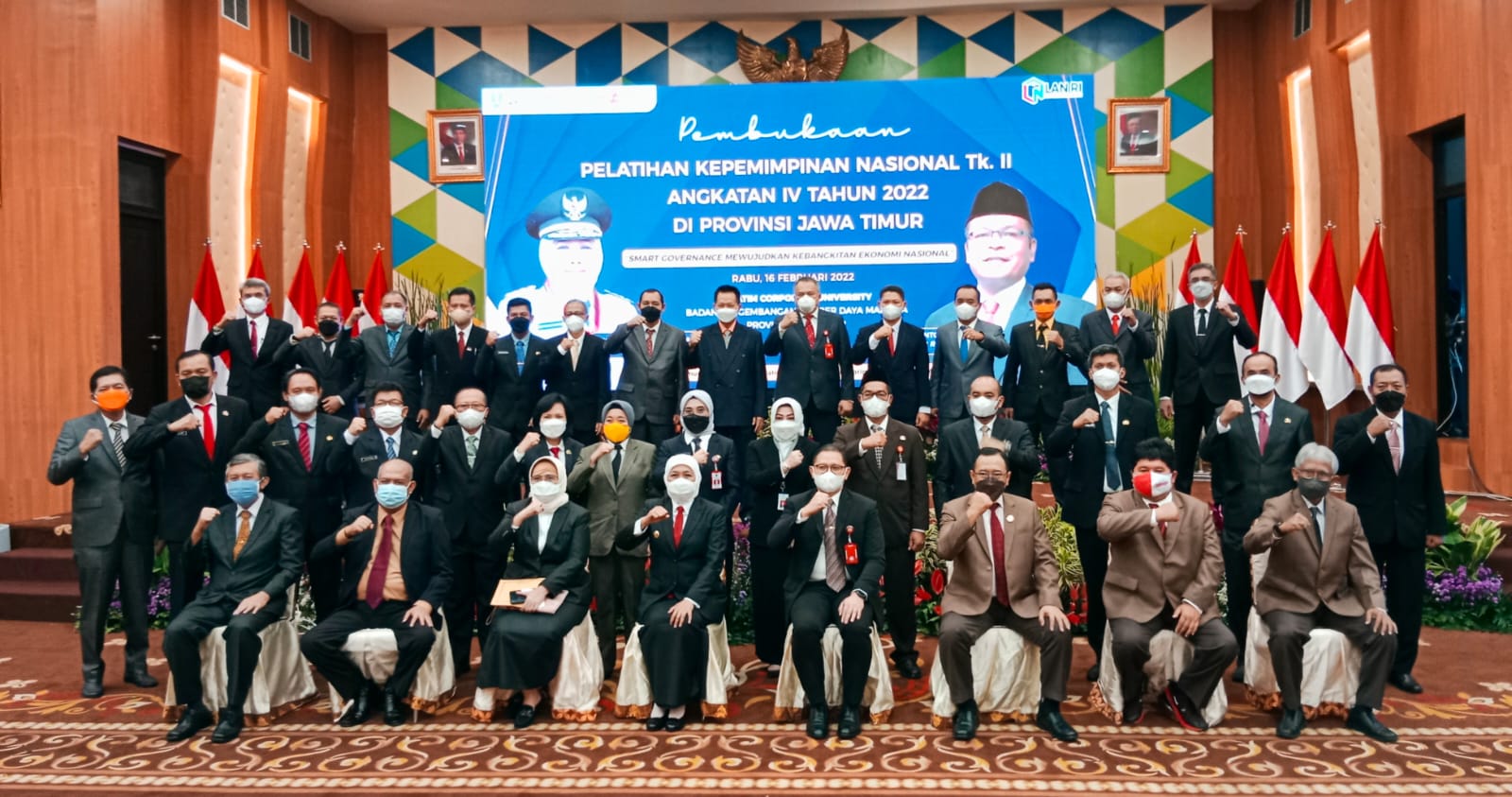 Gubernur Jawa Timur Khofifah Indar Parawansa  dan  Kepala BPSDM Jatim Aries Agung Paewai bersama peserta diklatpim PKN tk. II angkatan IV 2022 di BPSDM Jatim, Surabaya, Rabu (16/2/2022)