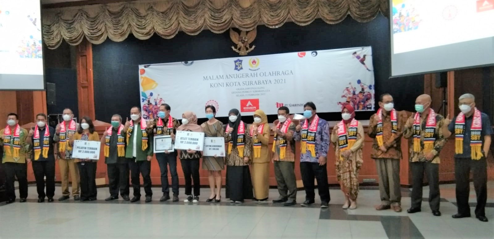 Komite Olahraga Nasional Indonesia (KONI) Surabaya menggelar Malam Anugerah Olahraga (MAO) 2021 dengan memberikan penghargaan bagi pegiat olahraga berprestasi di Graha Sawunggaling, Pemkot Surabaya, Selasa (22/2) malam