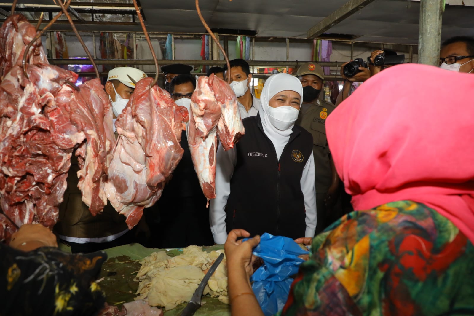Menjelang bulan Ramadhan, Gubernur Jawa Timur Khofifah Indar Parawansa memantau langsung harga bahan pokok di Pasar Besar, Kota Pasuruan, Jumat (4/3). 