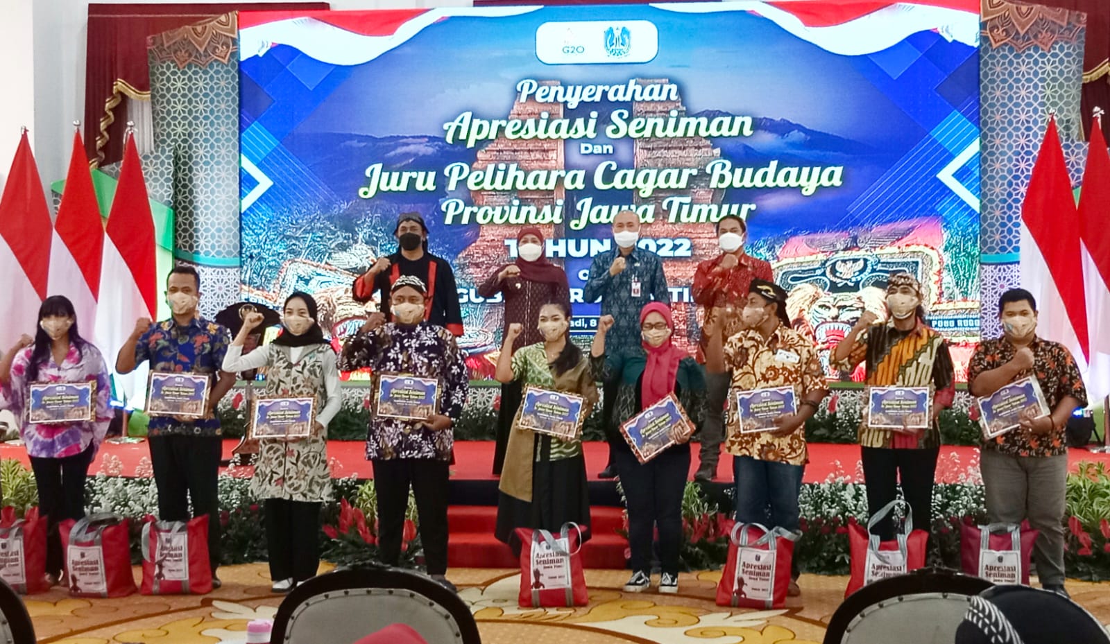 Gubernur Jawa Timur Khofifah Indar Parawansa menyerahkan secara langsung apresiasi tersebut kepada perwakilan dan juru pelihara Cagar Budaya di Gedung Negara Grahadi, Surabaya, Jumat (8/4/2022).