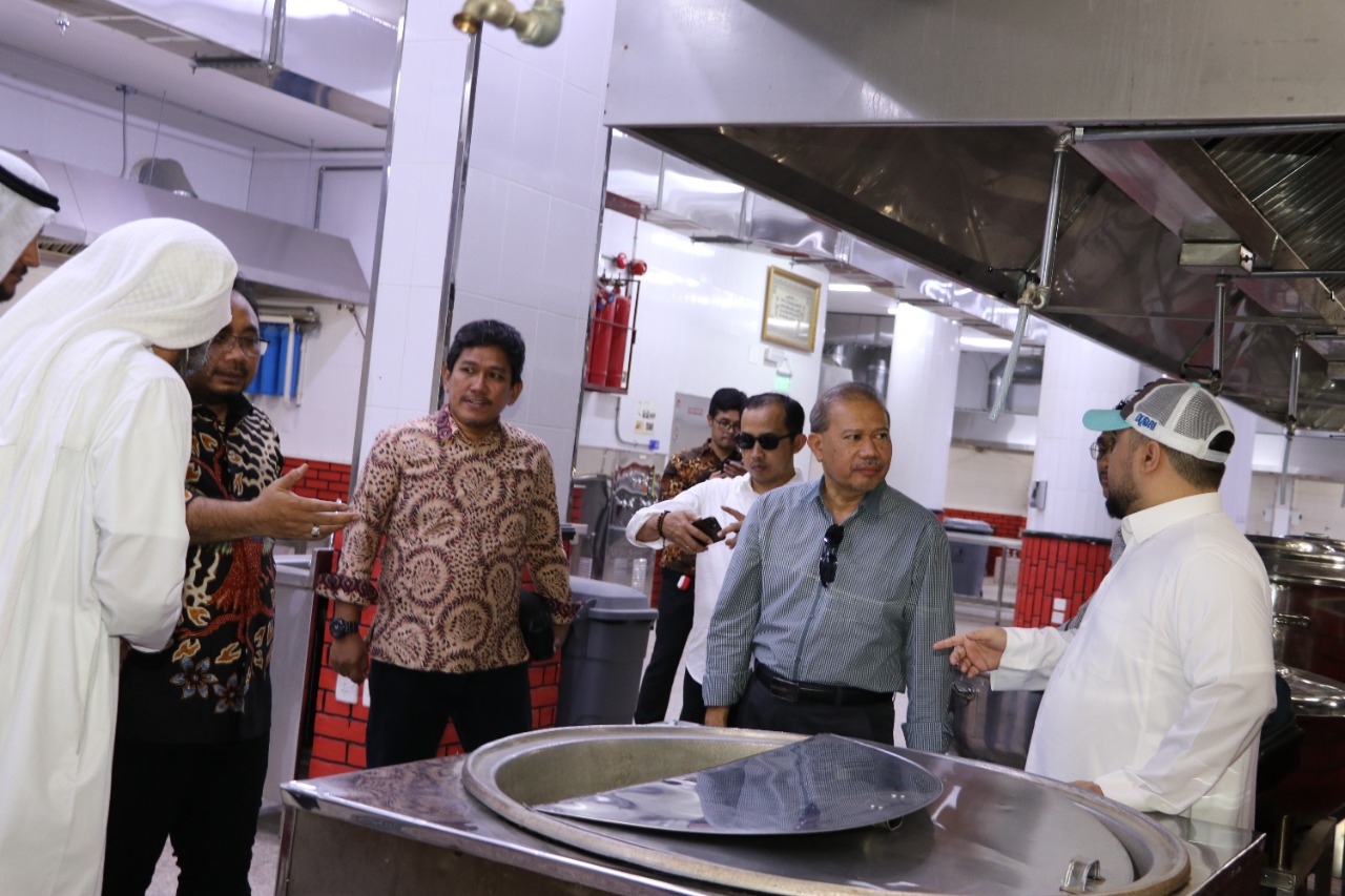 Menteri Agama (Menag) Yaqut Cholil Qoumas saat meninjau hotel yang akan digunakan jemaah saat di Makkah