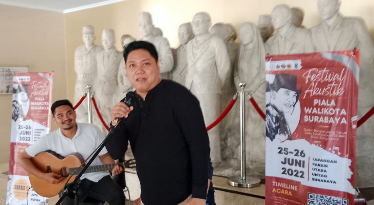Panitia seksi acara Festival Akustik Piala Wali Kota Surabaya 2022 saat menyanyikan contoh lagu-lagu nasional dan daerah yang akan dilombakan, Rabu (8/6/2022).