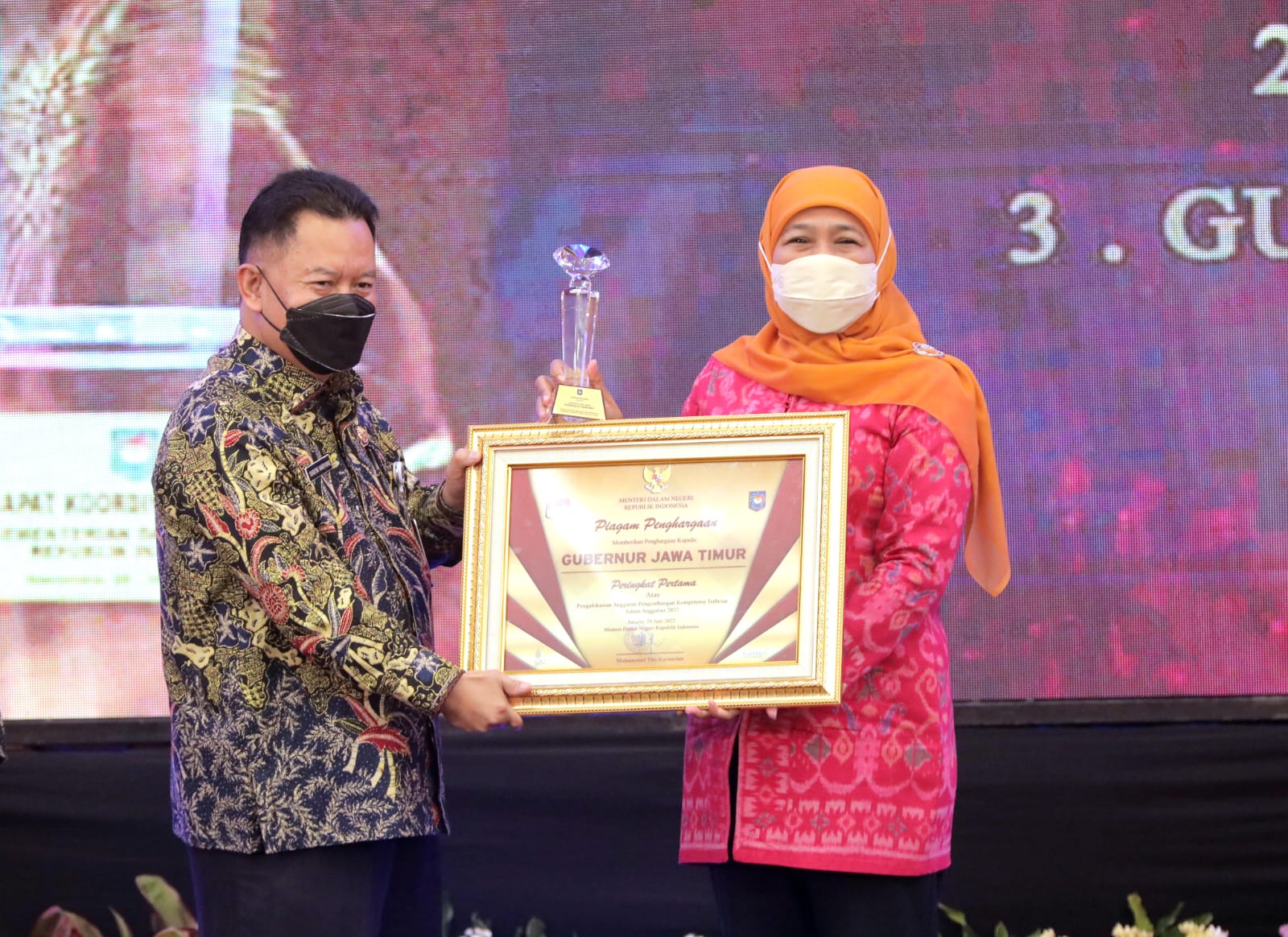 Kepala BBPSDM Kemendagri RI Sugeng Hariyono yang mewakili Mendagri memberikan penghargaan kepada Gubernur Khofifah saat Pembukaan Rakornas BPSDM Aparatur Pemerintahan Dalam Negeri TA 2022 di Kantor BPSDM Jatim, Rabu (29/6).
