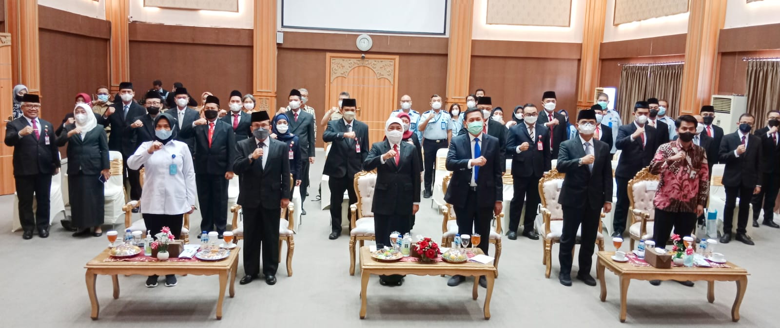 Gubernur Jawa Timur Khofifah Indar Parawansa bersama dengan Direktur Jenderal Hak Asasi Manusia-Kementerian Hukum dan HAM RI, Mualimin Abdi dan instansi terkait saat menghadiri pengukuhan Gugus Tugas Bisnis dan HAM Daerah, Selasa (26/7/2022)