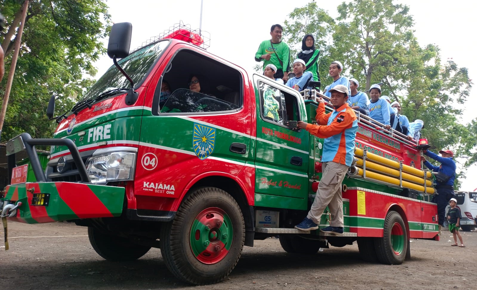 mobil pemadam kebakaran (Damkar) Pemkot Probolinggo saat road show  di Madrasah Aliyah (MA) Riyadlus Sholihin, Kecamatan Kademangan, Kota Probolinggo Senin-Selasa, 15-16 Agustus 2022