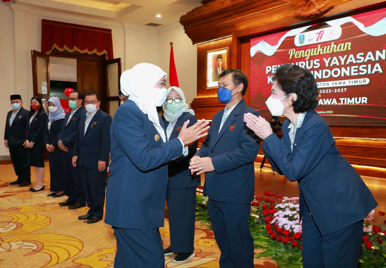 Gubernur Khofifah saat pengukuhkan pengurus YKI cabang koordinator Jatim masa bakti tahun 2022-2027 di Gedung Negara Grahadi, Selasa (30/8) malam