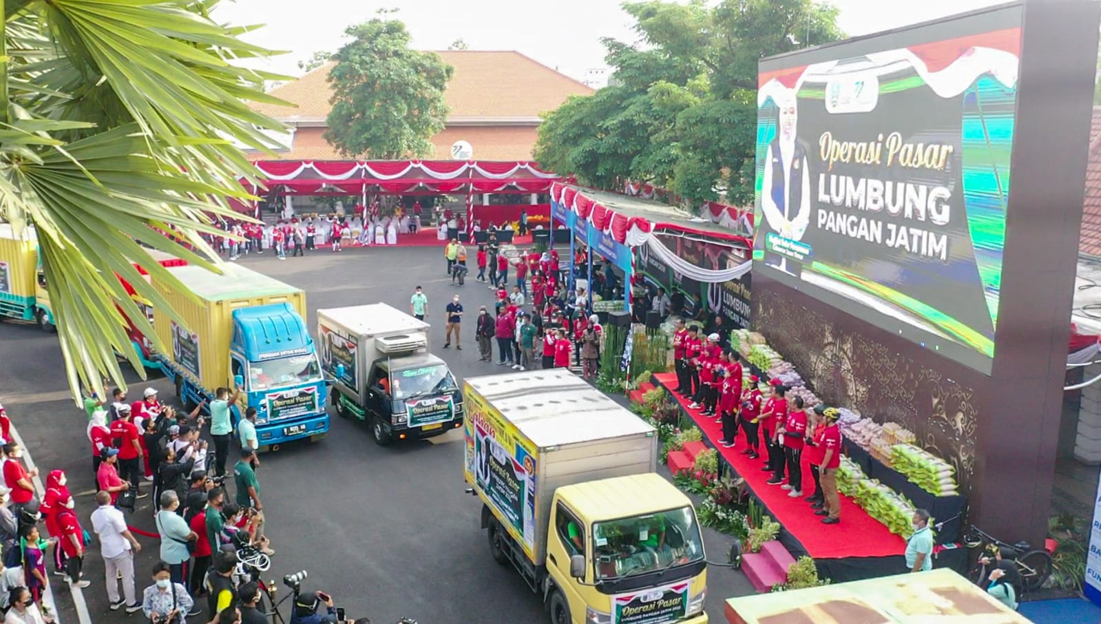 Gubernur Khofifah Berangkatkan Puluhan Truk untuk Operasi Pasar
