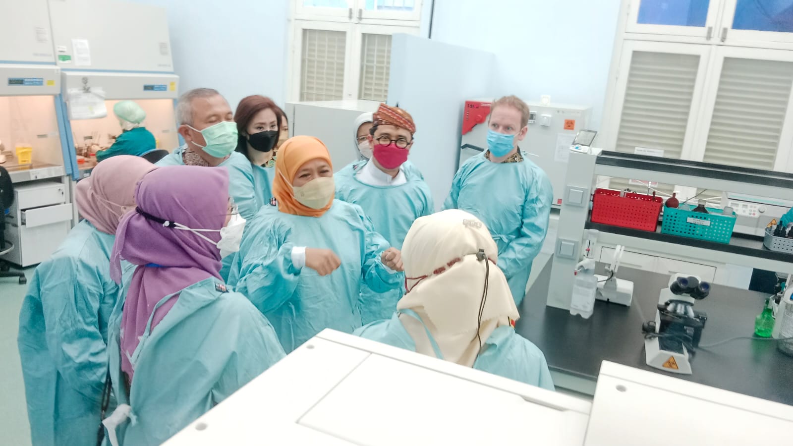  Gubernur Jawa Timur Khofifah Indar Parawansa bersama Wakil Duta Besar Inggris untuk Indonesia Matthew Downing usai meresmikan Laboratorium Anti Microbacterial Resistance (AMR) di Balai Besar Laboratorium Kesehatan (BBLK) Surabaya, Selasa (11/10).