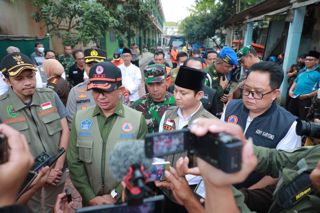 Sekretaris Daerah Provinsi Jawa Timur (Sekdaprov Jatim) Adhy Karyono mendampingi Kepala BNPB Letjen TNI Suharyanto melakukan peninjauan dan menyerahkan bantuan dana ke Kab Trenggalek di Pondok Pesantren Darunnajah Jl. Soekarno Hatta gang Durian Kel. Kelut