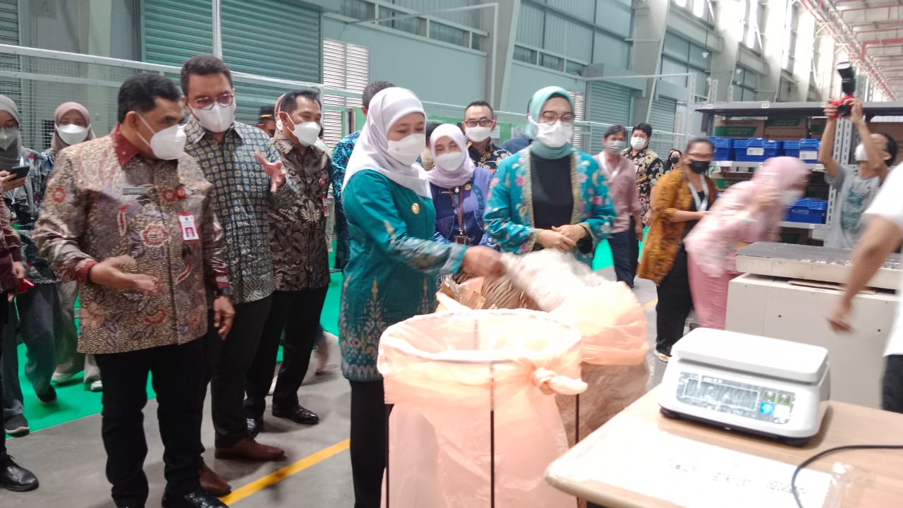Direktur Kebijakan Publik dan Hubungan Pemerintah Tokopedia, Astri Wahyuni (kanan) mendampingi Gubernur Jawa Timur, Khofifah Indar Parawansa (kiri) saat meninjau proses pengemasan produk penjual yang menggunakan layanan Dilayani Tokopedia. Kamis (20/10/20