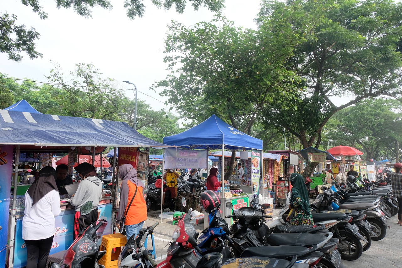 Pemkot) Surabaya melakukan penataan para Pedagang Kaki Lima (PKL) yang biasanya mangkal atau berjualan di sekitar Masjid Al-Akbar Surabaya