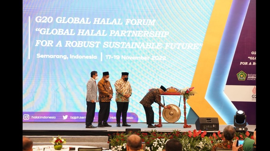 Gubernur Jawa Timur, Khofifah Indar Parawansa melakukan silaturahmi dengan masyarakat kelahiran Jatim yang ada di Provinsi Sulawesi Selatan (Sulsel), Rabu (16/11/2022) malam. 