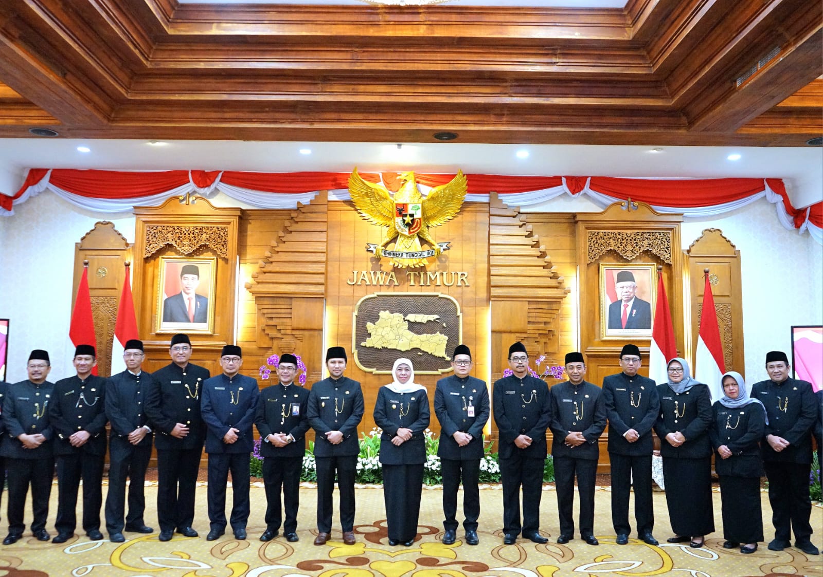 Gubernur Jawa Timur Khofifah Indar Parawansa melantik 11 Pejabat Tinggi Pratama (Eselon II) serta mengukuhkan Kepala Badan Riset dan Inovasi Daerah (BRIDA) di Gedung Negara Grahadi Surabaya, Jum’at (6/1).