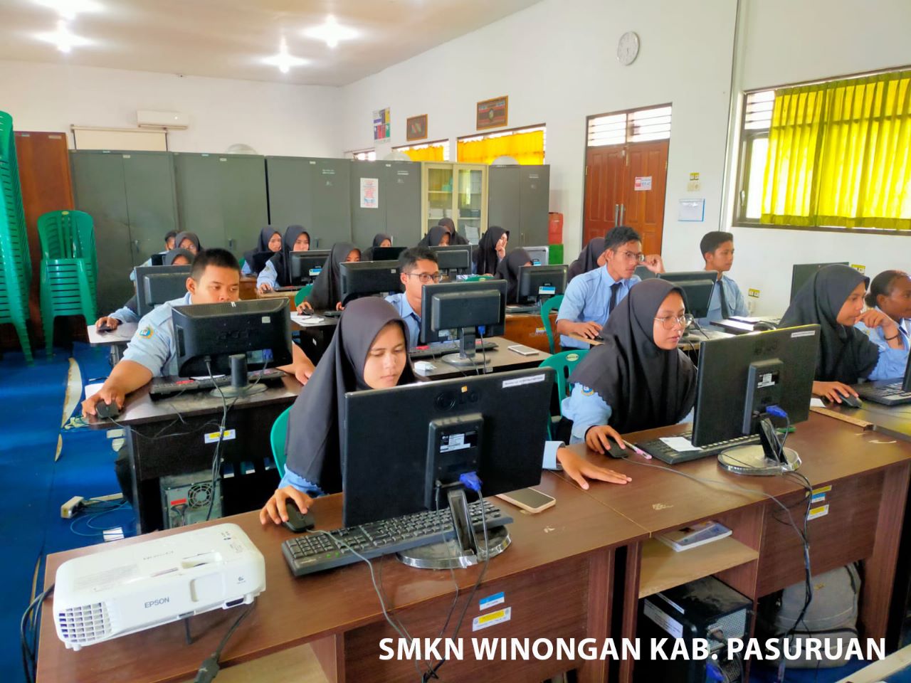 Pemprov Jatim melalui Dinas Pendidikan menggelar simulasi serentak Ujian Tes Berbasis Komputer Seleksi Nasional Berbasis Tes (UTBK-SNBT) untuk siswa SMA/SMK di Jawa Timur.